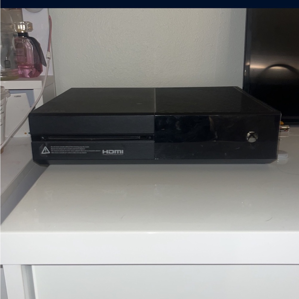 Xbox 1 Console with controller